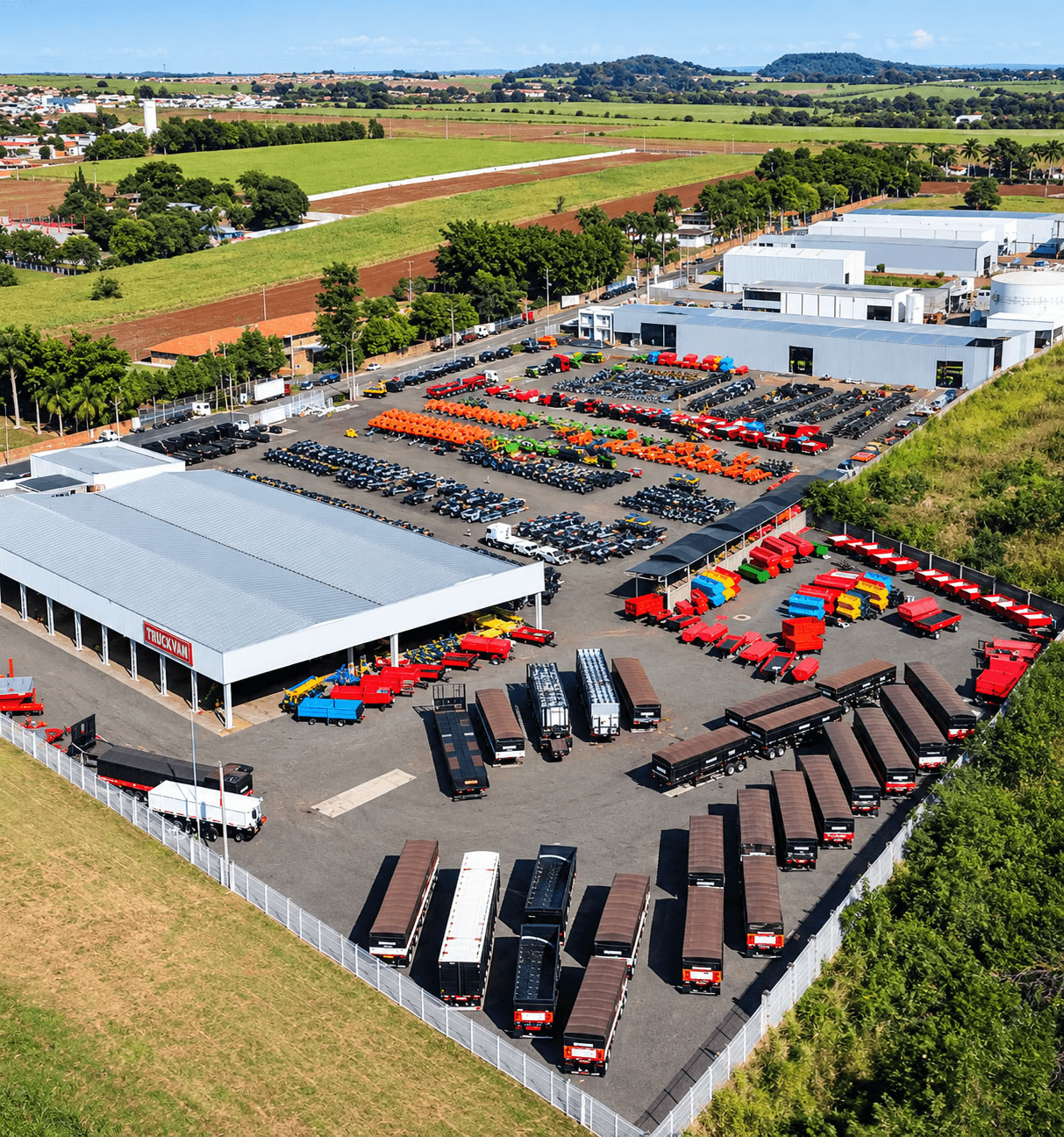 Colheita e enfardamento de feno na Fazenda Agrobill, em Saltinho-SP