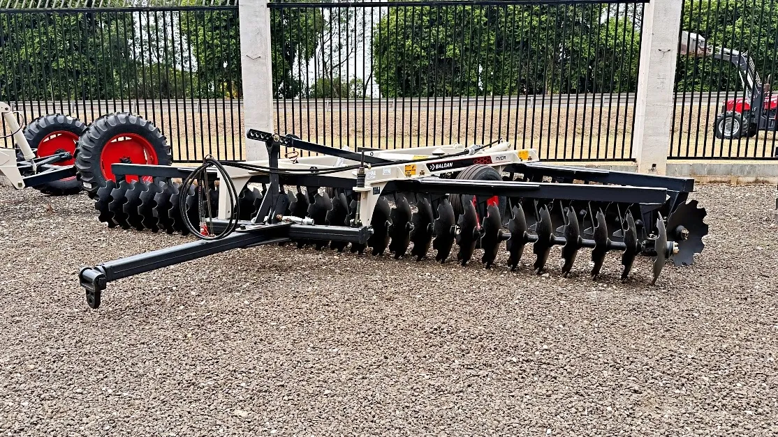 Grade Niveladora Controle Remoto Nvcr 56x22x3,5x200mm Mancal a Óleo e Discos Recortados Baldan