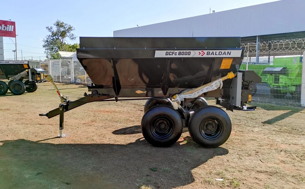 Distribuidor de Calcário e Fertilizantes Dcfc 8000 com Correia Roda 11x15 Baldan