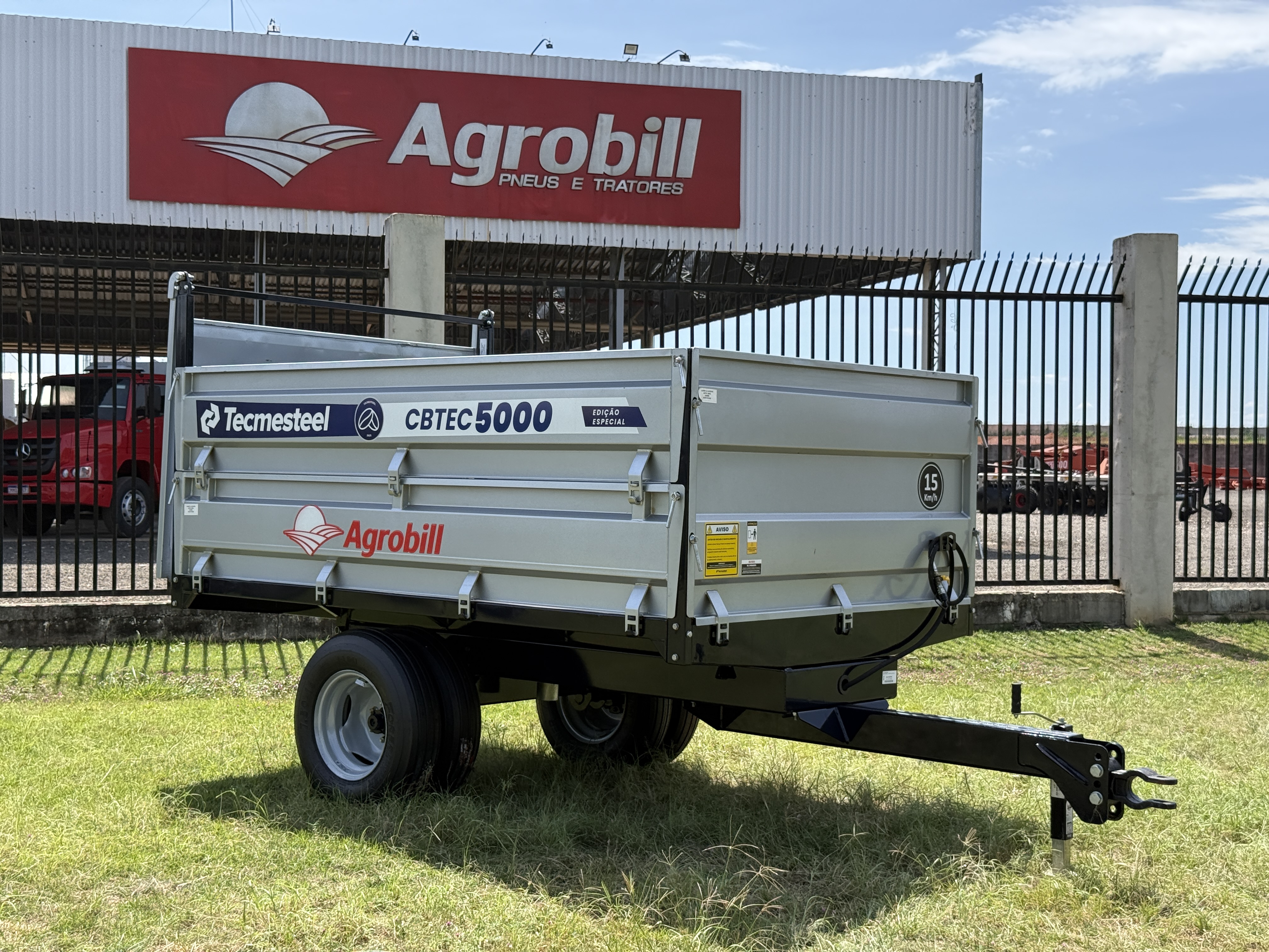 Carreta Agrícola Basculante Hidráulica Cafeeira CBTEC-HC 5.000 Lateral Móvel Rodado Duplo com Pneus 7.50x16 aro 16 Tecmesteel