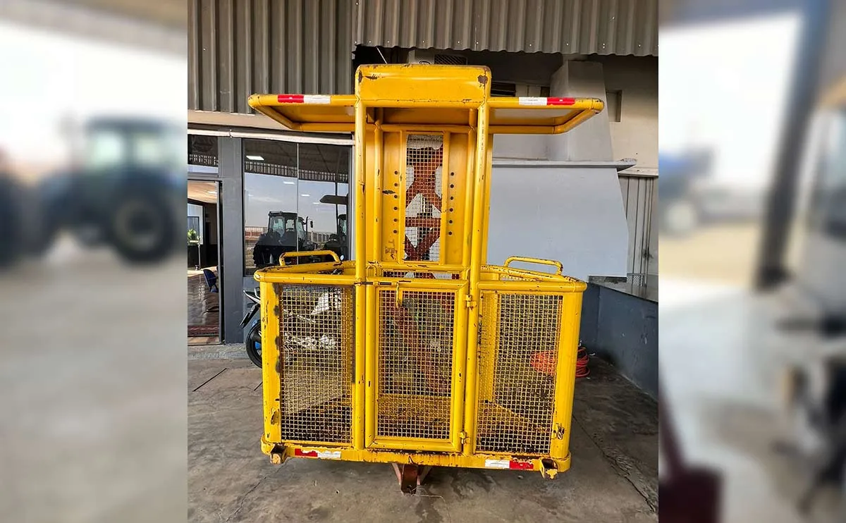 Plataforma Elevatória para acoplar em Trator com 02 Lugares