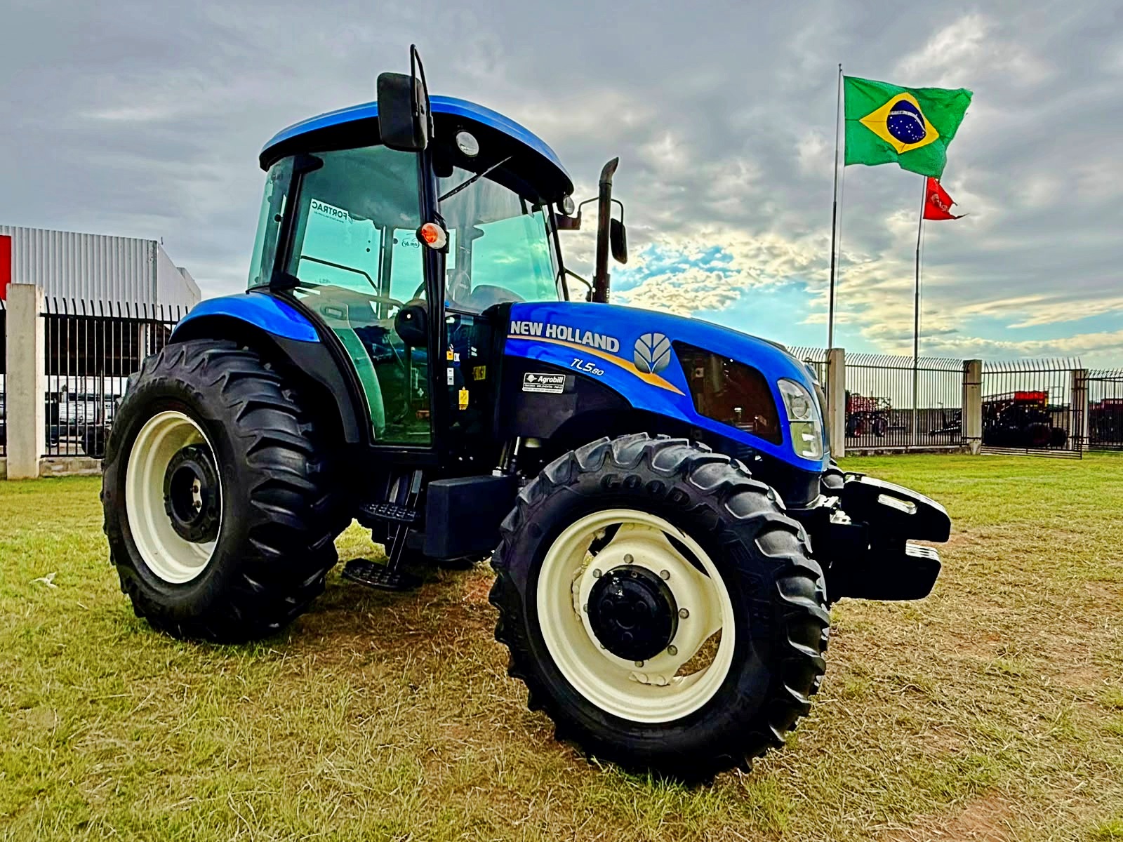 Trator New Holland TL 5.80 4X4 Ano 2023 com 1750 horas