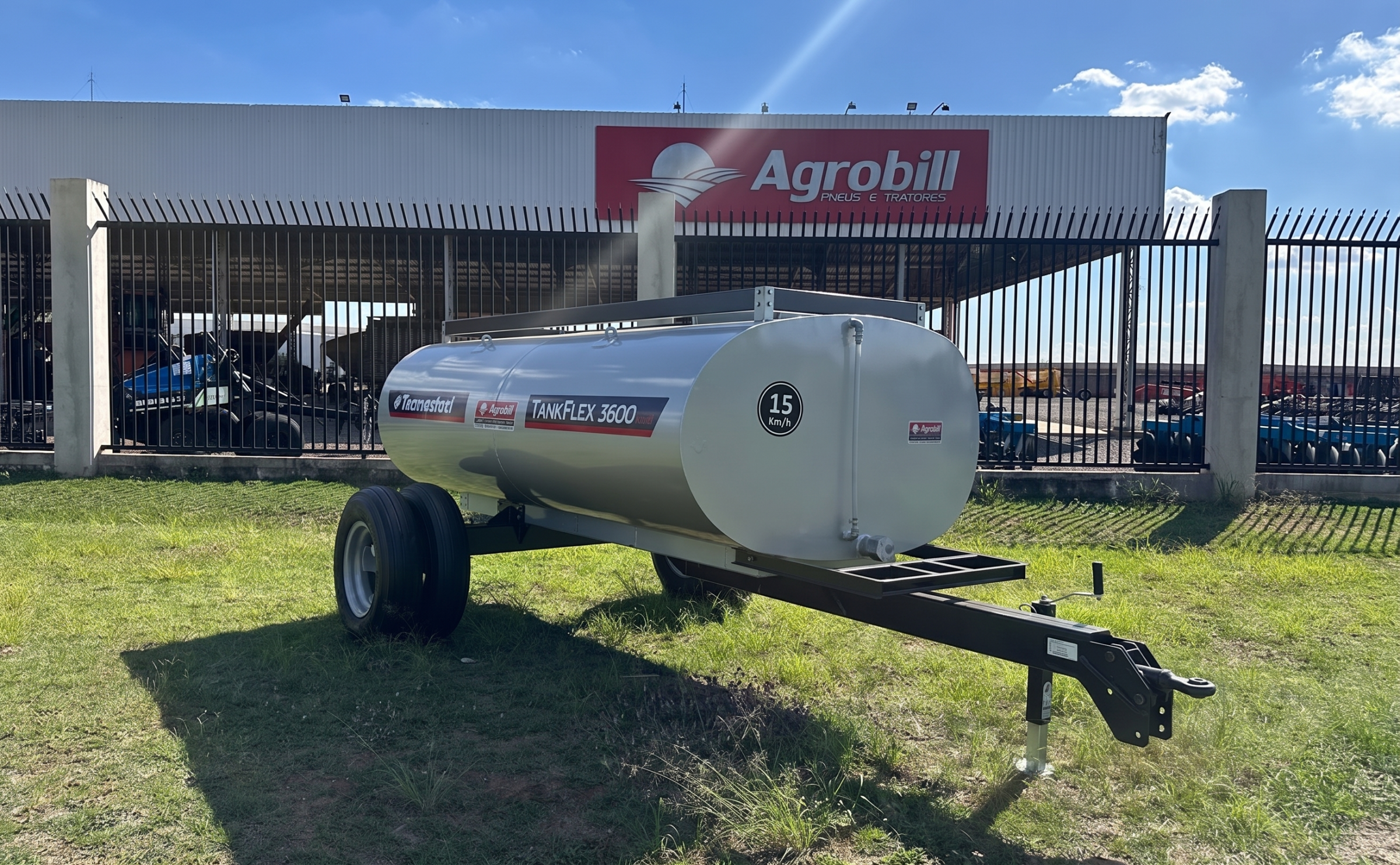 3.600 Litros - Carreta Agrícola Tanque de Água ou Diesel modelo TANKFLEX. Rodado Duplo com Pneus 7.50x16 aro 16 Tecmesteel