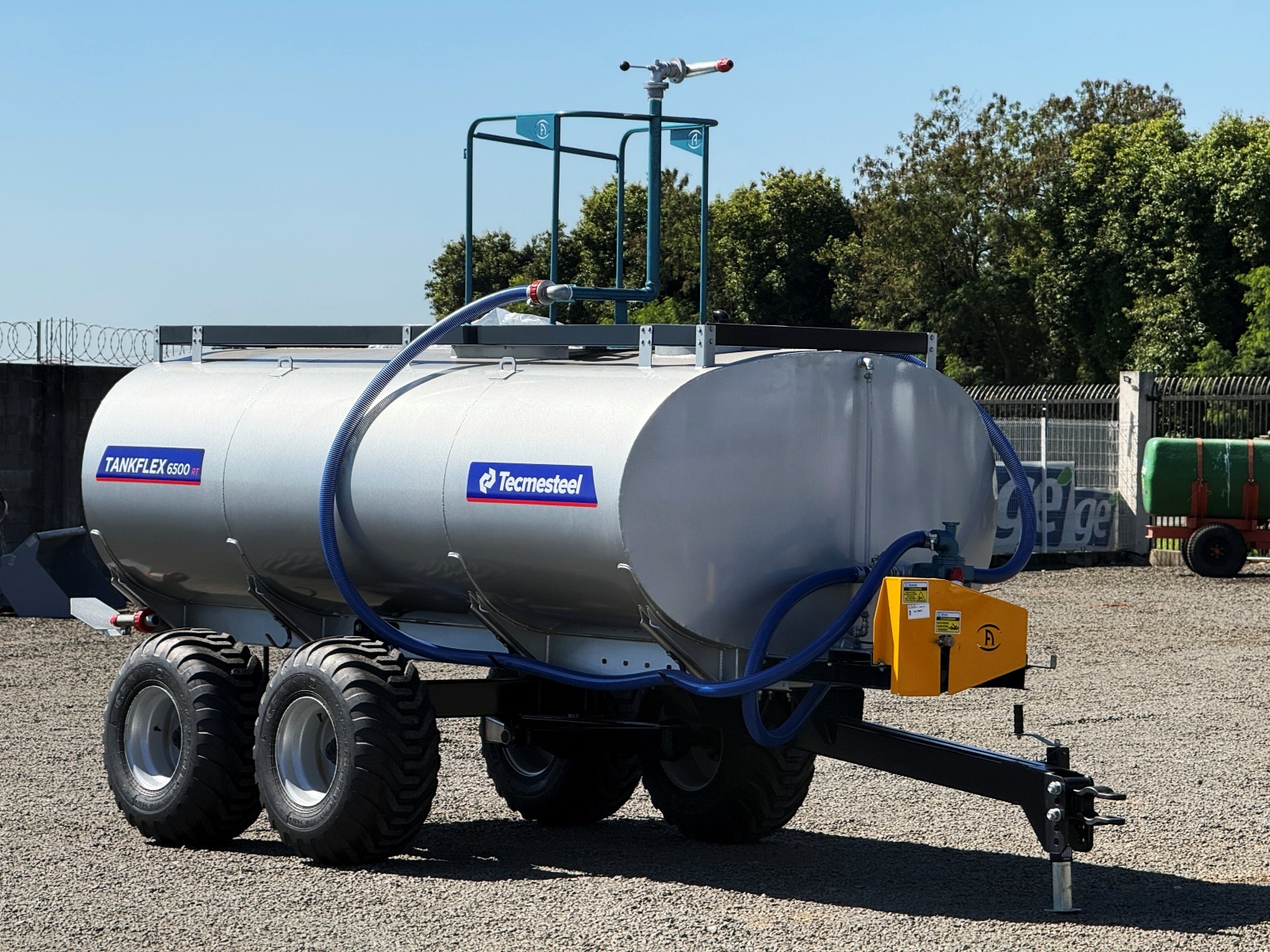 Carreta Agrícola Tanque de Água ou Diesel Com Kit Combate Incêndio- TANKFLEX 6500 Litros Rodado Tandem com Pneus 400/60 aro 15.5 - Tecmesteel