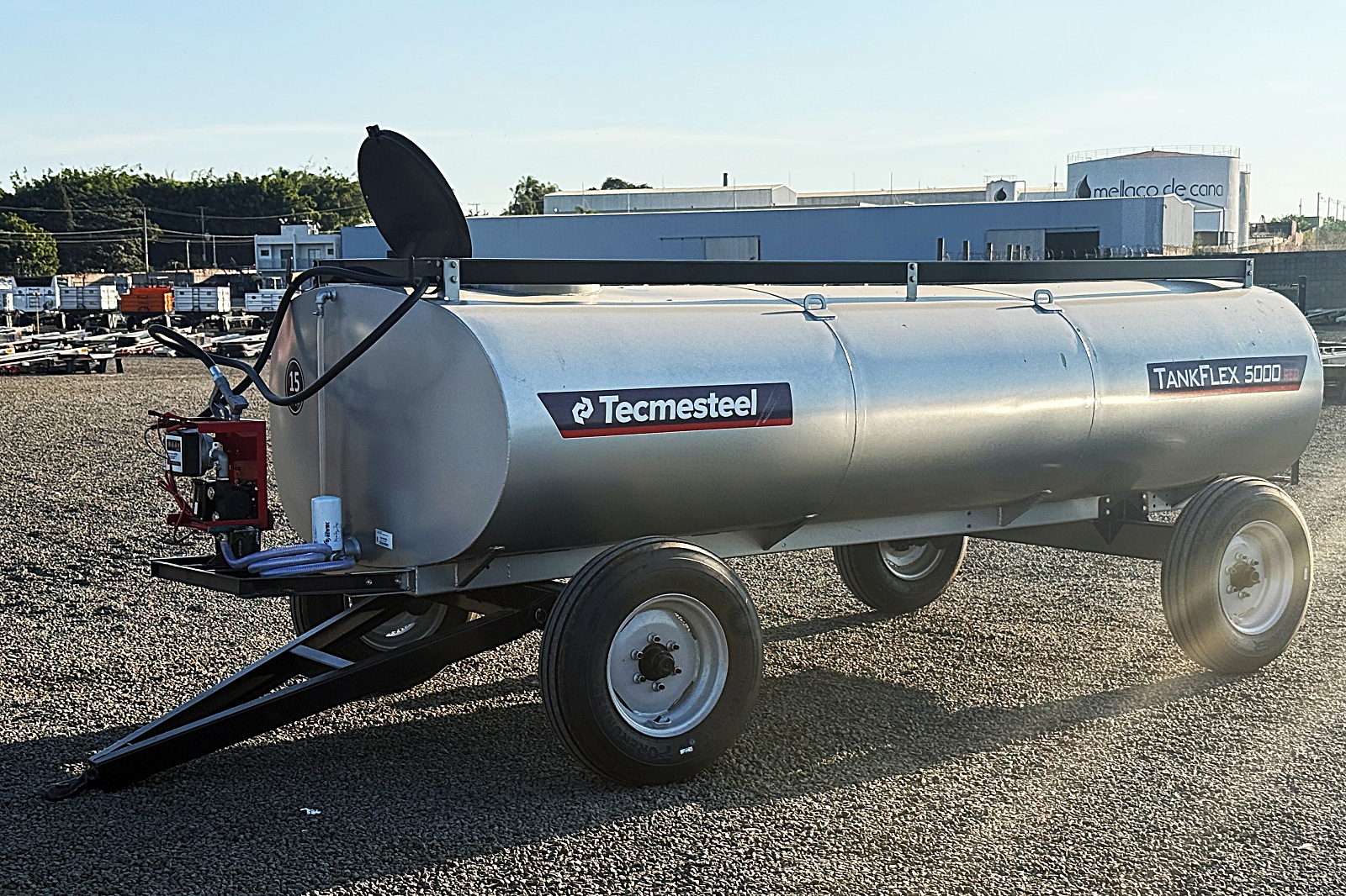 Carreta Agrícola Tanque de Água ou Diesel com Bomba Abastecedora de Combustível- TANKFLEX 5.000 Litros. 2 Eixos rodado simples com Pneus 7.50x16 aro 16 - Tecmesteel