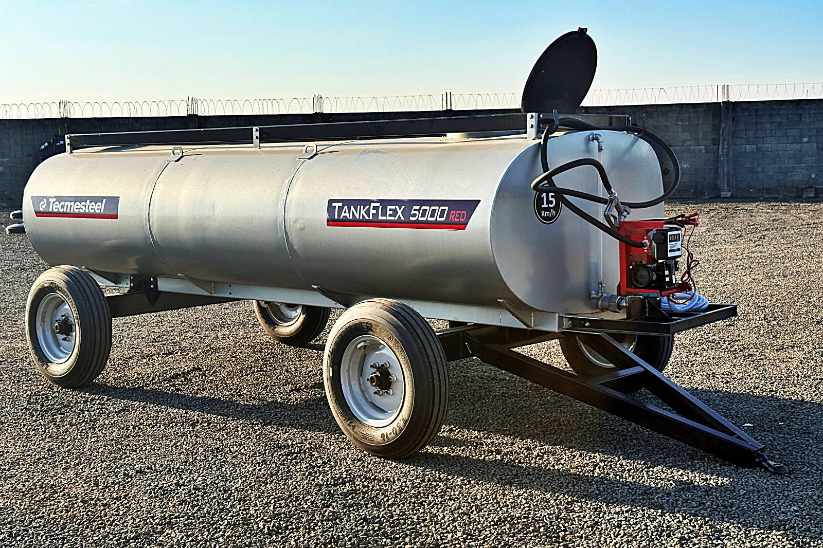 Carreta Agrícola Tanque de Água ou Diesel com Bomba Abastecedora de Combustível- TANKFLEX 5.000 Litros. 2 Eixos rodado simples com Pneus 7.50x16 aro 16 - Tecmesteel