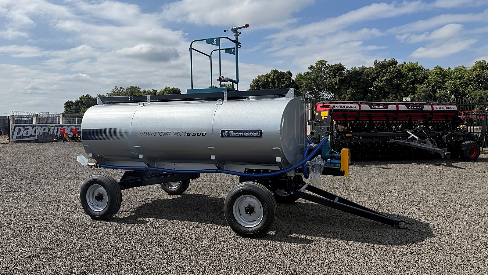 Carreta Agrícola Tanque de Água ou Diesel Com Kit Combate Incêndio- TANKFLEX 6500 2 Eixos Rodado Simples com Pneus 7.50 aro 16 - Tecmesteel