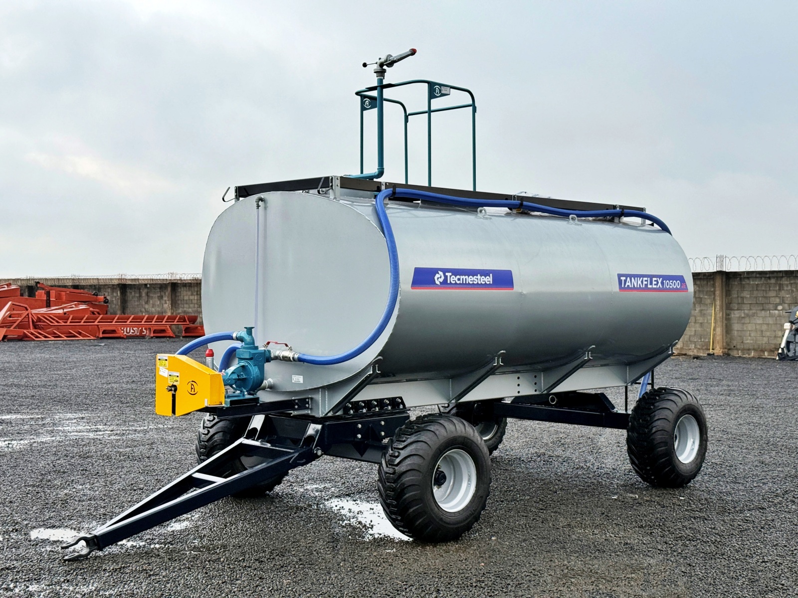 Carreta Agrícola Tanque de Água ou Diesel Com Kit Combate Incêndio (Bomba TASP51)- TANKFLEX 10500 Litros  2 Eixos Rodado Simples com Pneus 400/60 aro 15.5 - Tecmesteel