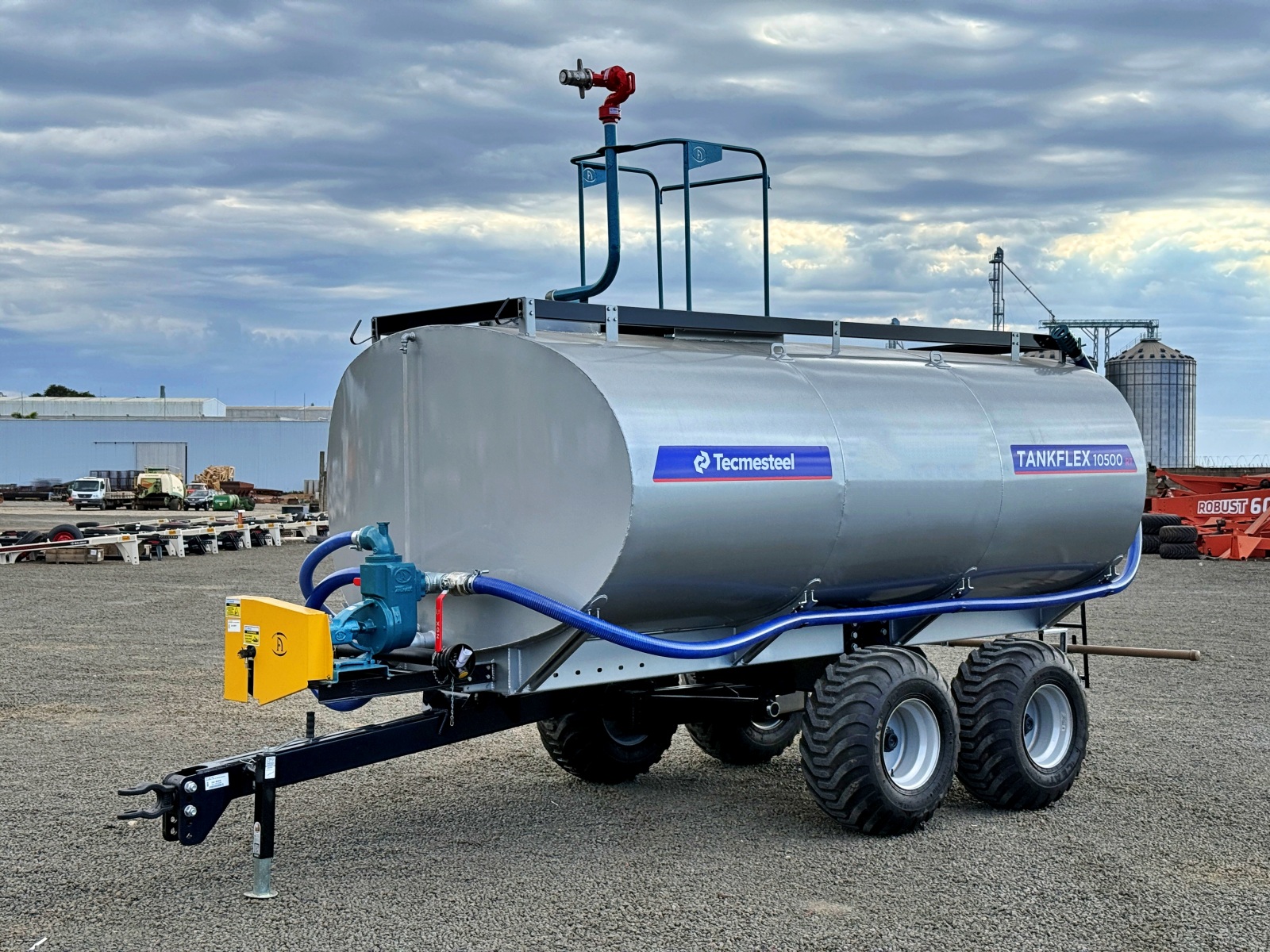 Carreta Agrícola Tanque de Água ou Diesel Com Kit Combate Incêndio (Bomba TASP75)- TANKFLEX 10500 Litros Rodado Tanden com Pneus 400/60 aro 15.5 - Tecmesteel