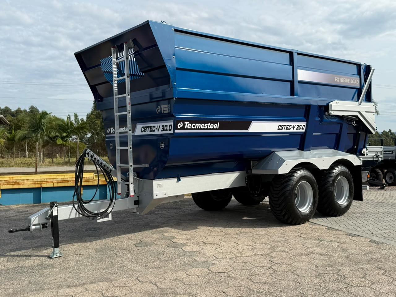 Carreta Agrícola Basculante Hidráulica CBTEC-V 30.000 Com Suspensão e Kit Freios. Giroflex e Sirene de Ré. Rodado Tandem com Pneus 500/60x22.5 - Tecmesteel