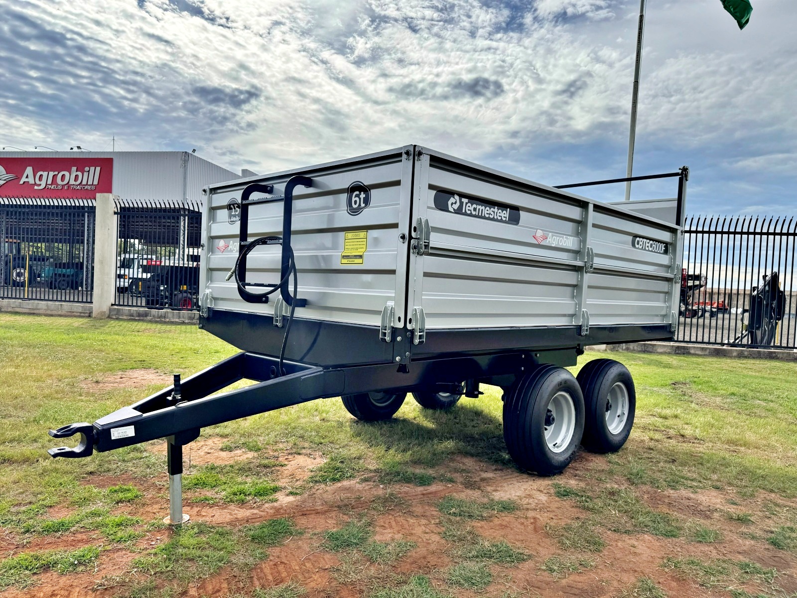 6.500 – 6.5m³ - Carreta Agrícola Basculante Hidráulica CBTEC. Lateral Móvel. Rodado Tandem Com Pneus 7.50 Aro 16 Tecmesteel