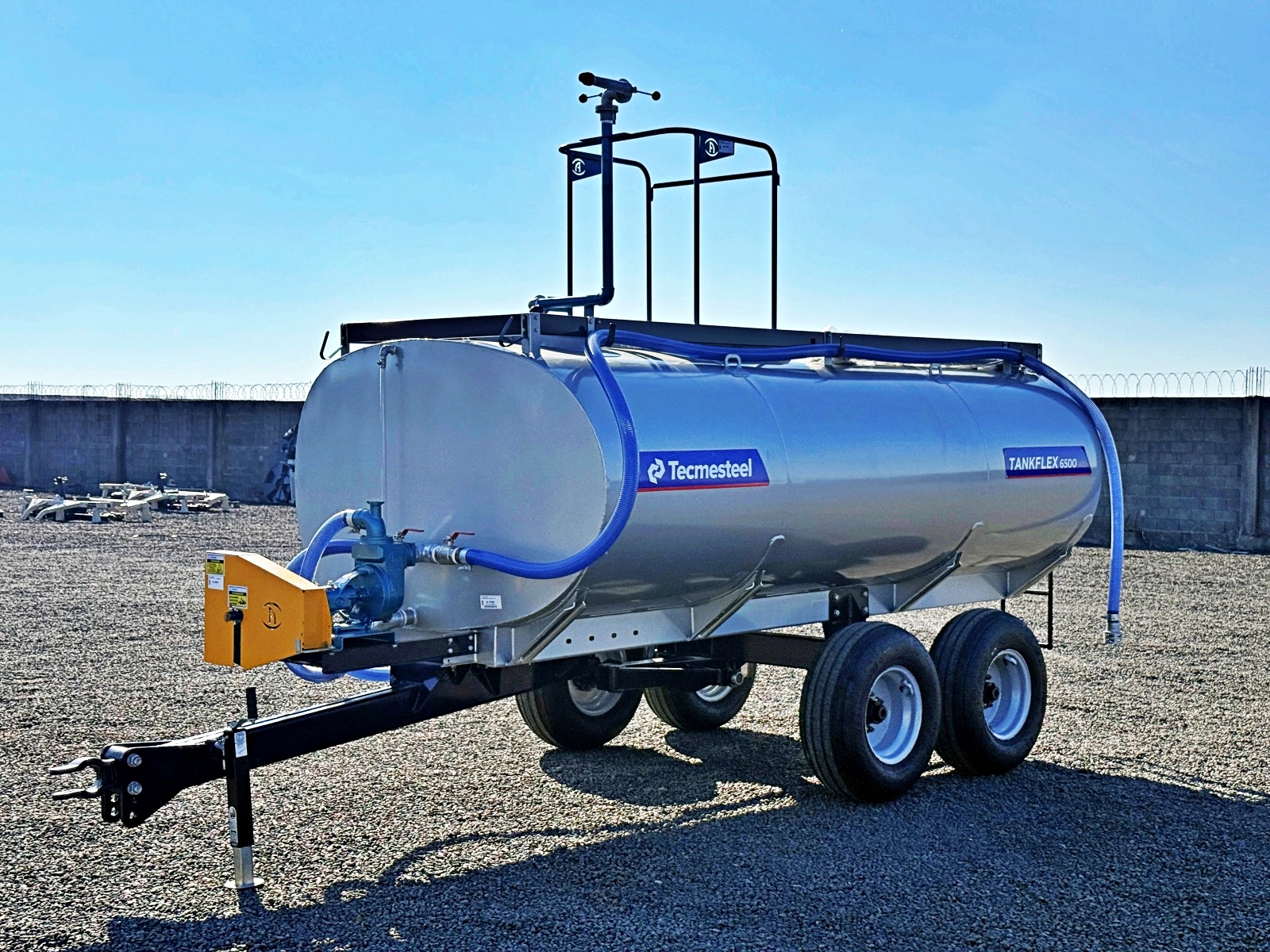 Carreta Agrícola Tanque de Água ou Diesel Com Kit Combate Incêndio- TANKFLEX 6500 Litros Rodado Tandem com Pneus 11L15 aro 15 - Tecmesteel