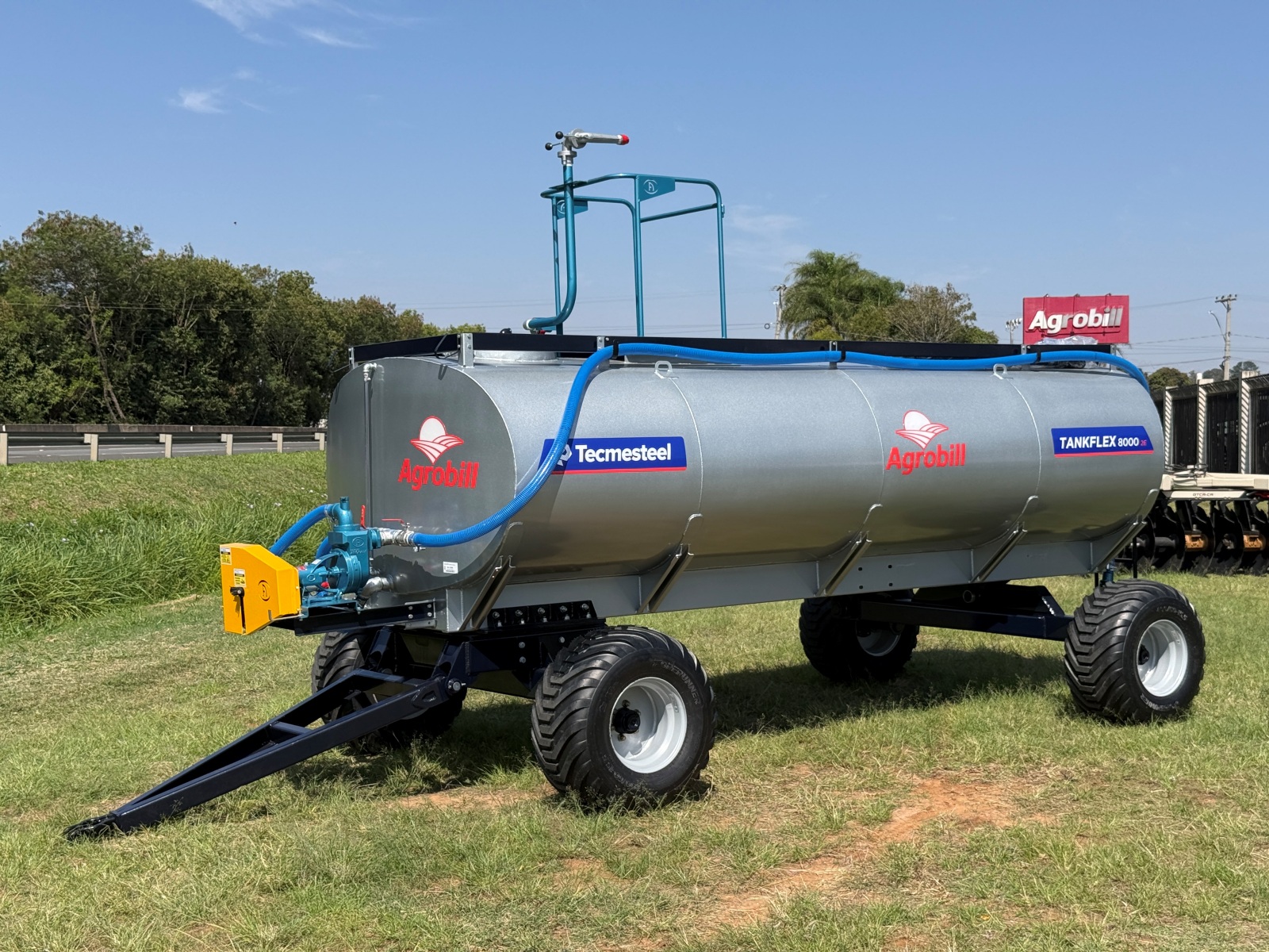 Carreta Agrícola Tanque de Água ou Diesel Com Kit Combate Incêndio- TANKFLEX 8000 Litros 2 Eixos Rodado Simples com Pneus 400/60 aro 15.5 - Tecmesteel
