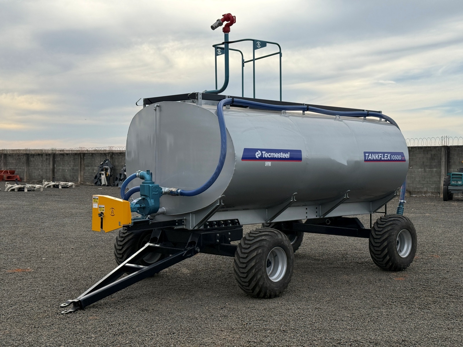 Carreta Agrícola Tanque de Água ou Diesel Com Kit Combate Incêndio (Bomba TASP 75)- TANKFLEX 10500 Litros 2 Eixos Rodado Simples com Pneus 400/60 aro 15.5 - Tecmesteel