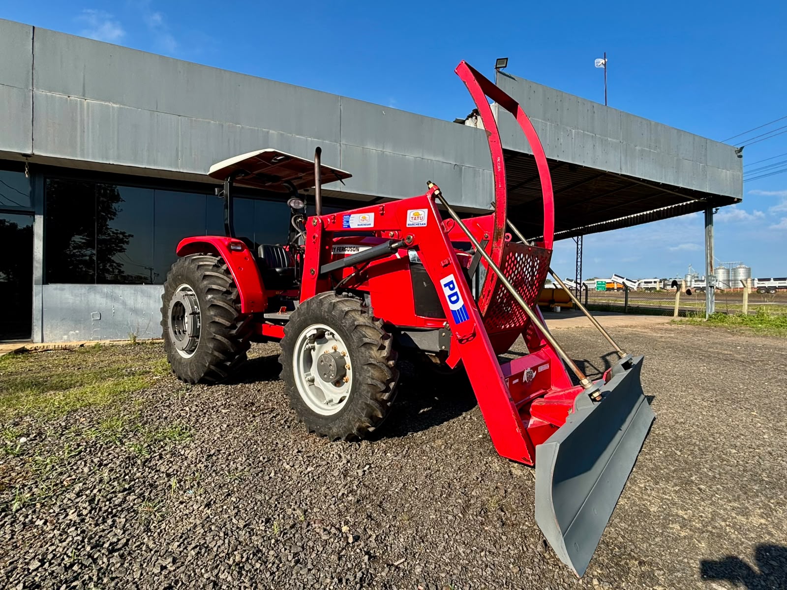 Trator Massey Ferguson 4307 4x4 Ano 2022/2023 com 729 horas Com Conjunto de Lâmina Tatu Modelo PD