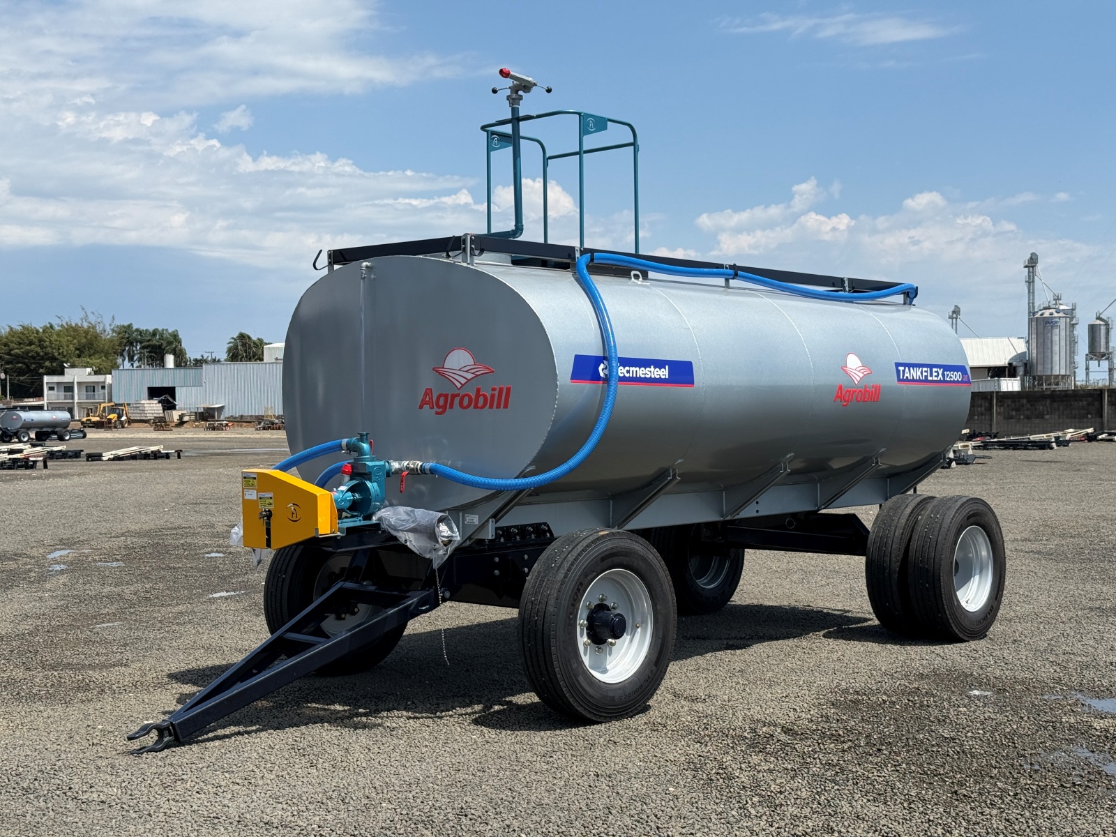 Carreta Agrícola Tanque TANKFLEX 12500 Litros com Kit Combate Incêndio, Bomba TASP 51, 2 Eixos Rodado Simples e Duplo com Pneus 275/80 aro 22.5 – Tecmesteel