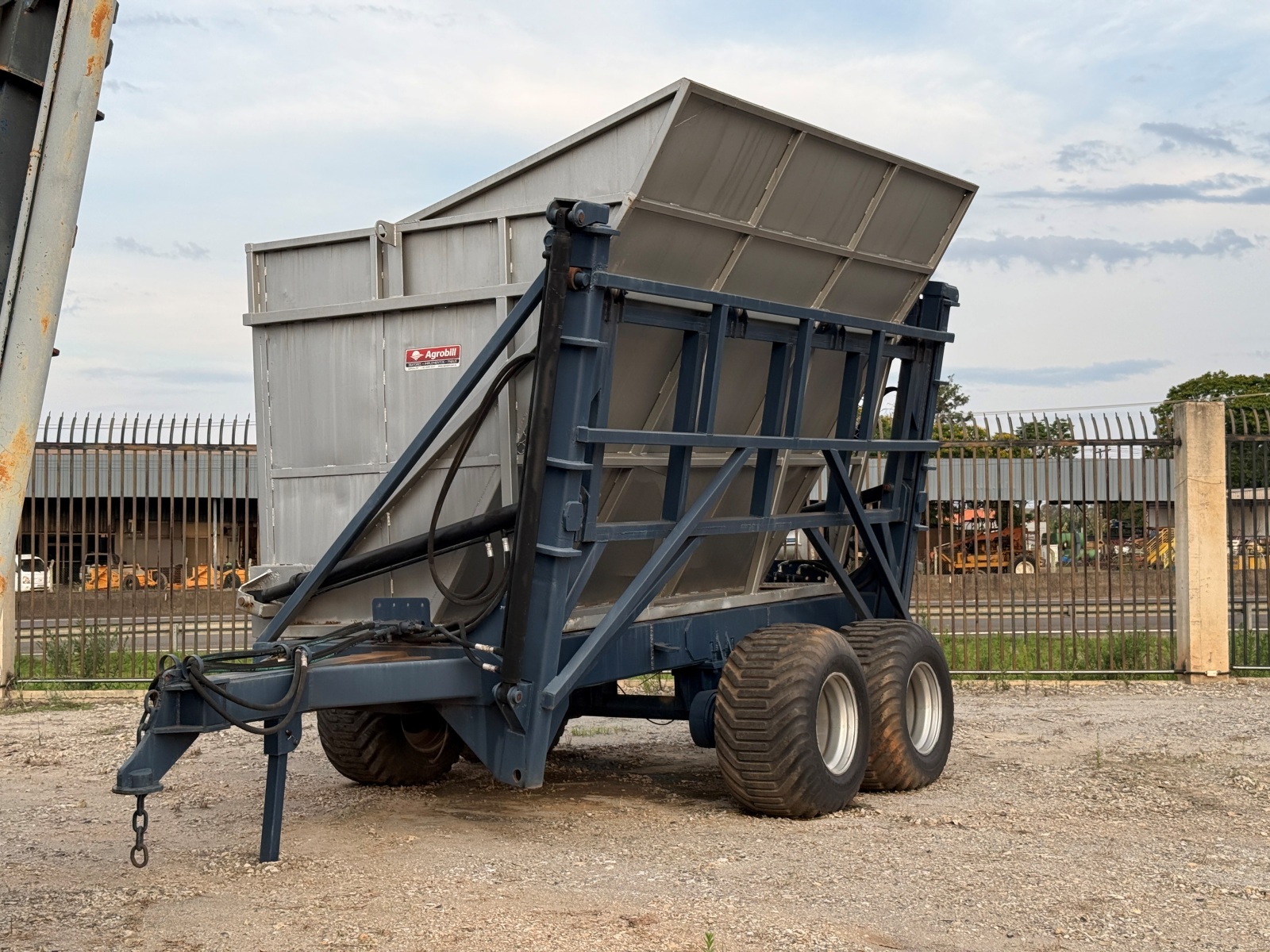Transbordo 10500 kg Rodado Tandem com Pneus 600/50x22.5 e com Engate para Reboque Traseiro - Usado