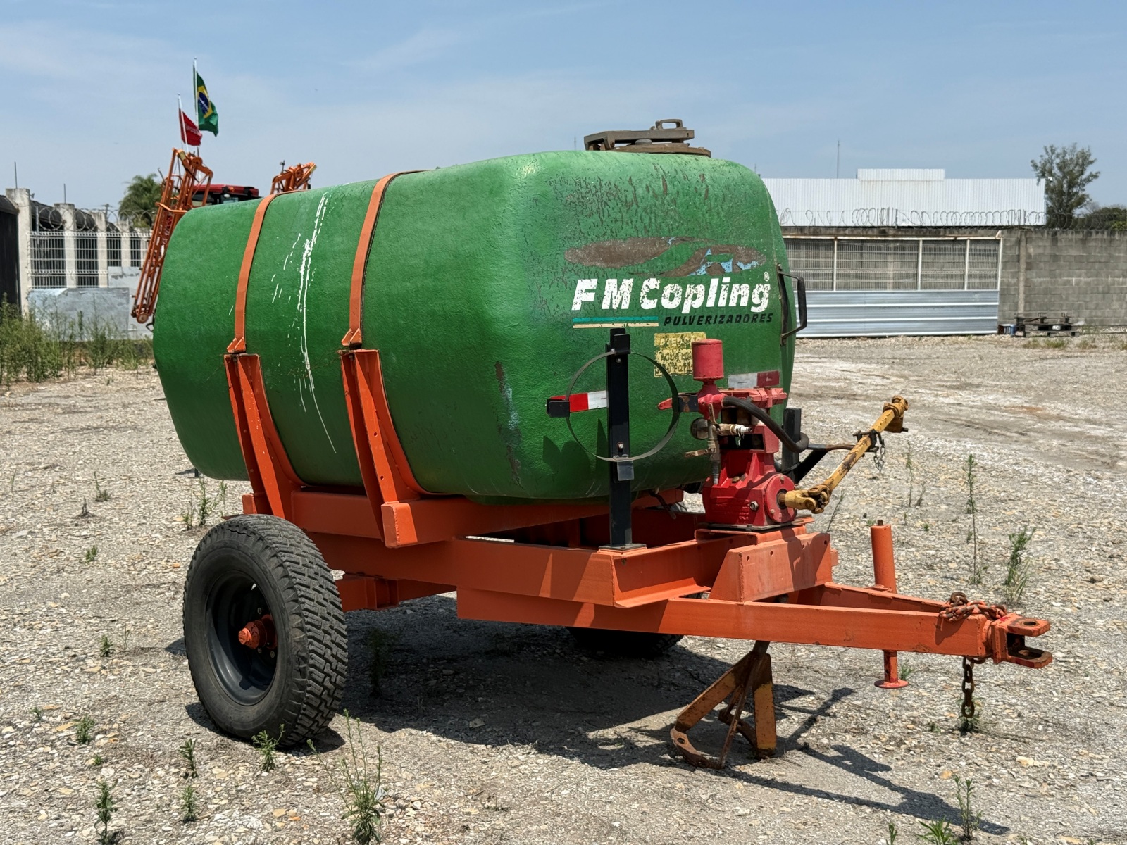 Tanque de Água FMCopling  2500 Litros Rodado Simples com Pneus e bomba de Água 3 Pistão - Usado