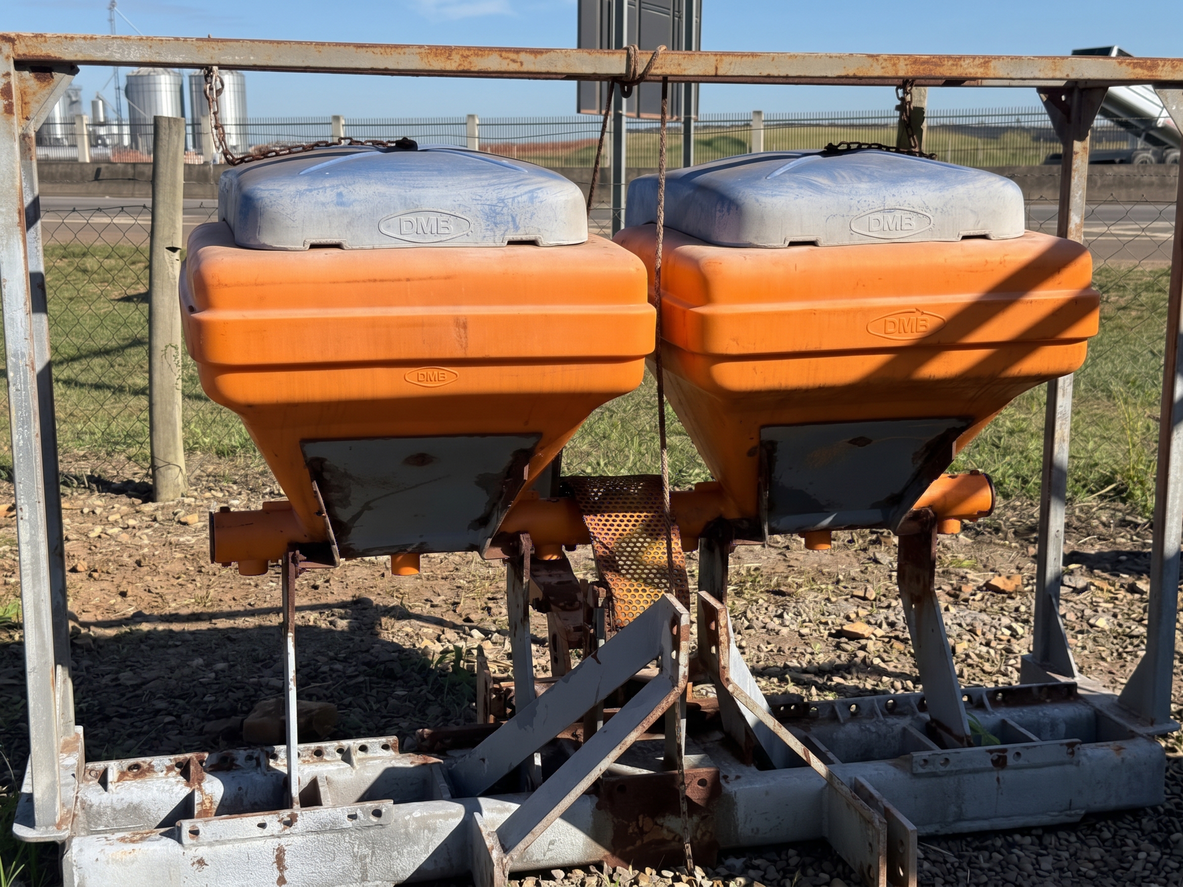 Cultivador 2 Linhas com Adubador DMB - Usado