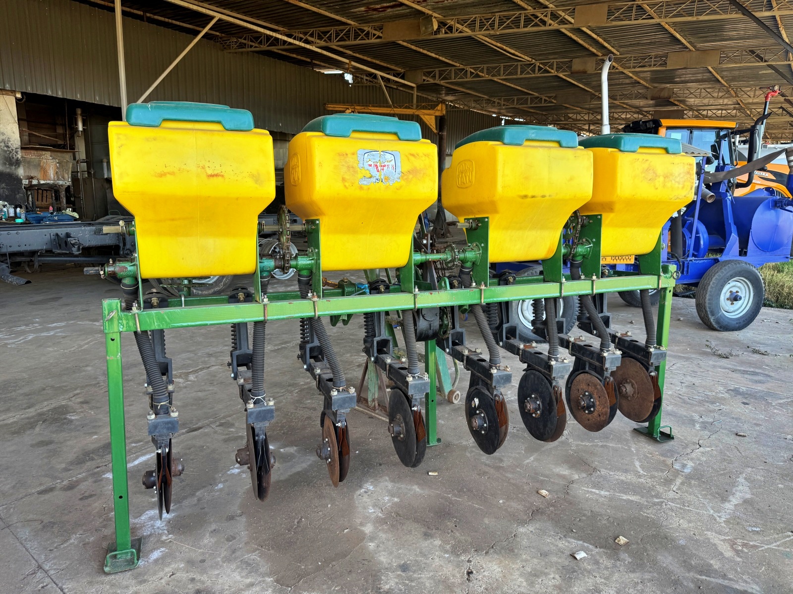 Cultivador / Cobertura para Plantio 4 Adubadeiras e 8 discos Modelo CPD da Tatu - Usado