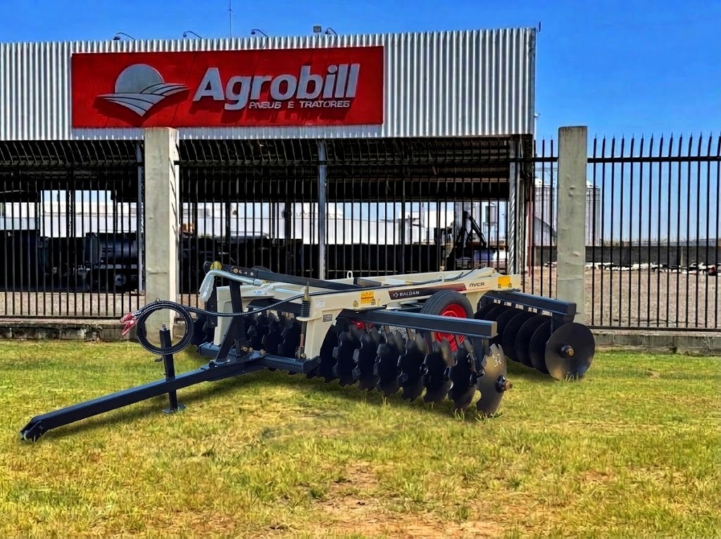 Grade Niveladora 32X20" Espaçamento de 175 mm Modelo NVCR com Mancal a Óleo, Pneus e Discos Mistos - Baldan