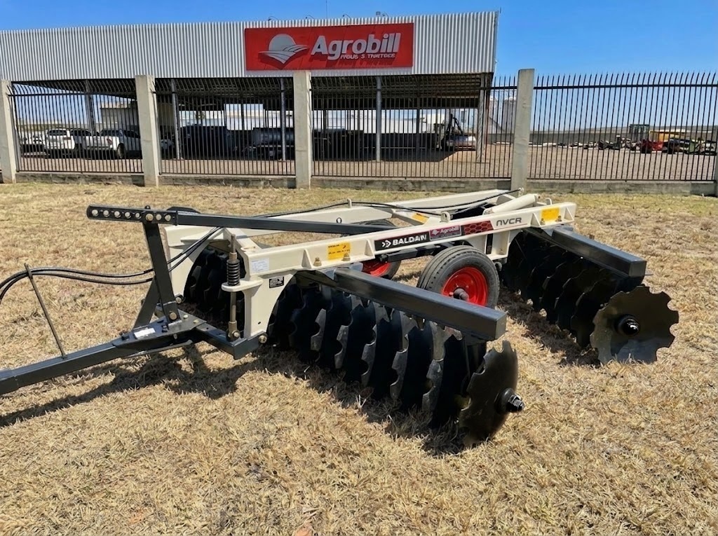 Grade Niveladora 36x22" Espaçamento de 175 mm Modelo NVCR com Mancal a Óleo, Pneus e Discos Recortados - Baldan