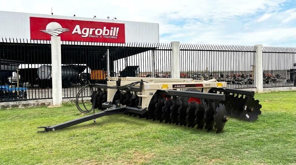 Grade Niveladora 40x22" Espaçamento de 175 mm Modelo NVCR com Mancal a Óleo, Pneus e Discos Recortados - Baldan