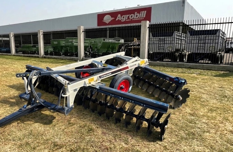 Grade Niveladora 44x22" Espaçamento de 200 mm Modelo NVCR com Mancal a Óleo, Pneus e Discos Recortados - Baldan