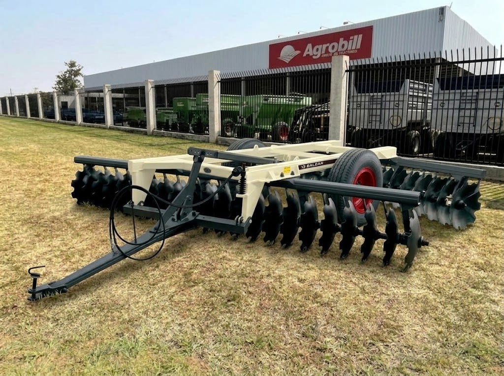 Grade Niveladora 48x22" Espaçamento de 175 mm Modelo NVCR com Mancal a Óleo, Pneus e Discos Recortados - Baldan
