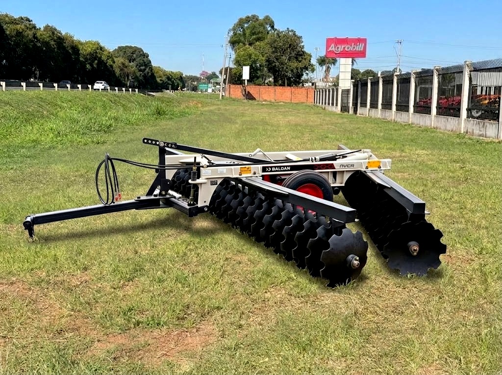 Grade Niveladora 52x22" Espaçamento de 200 mm Modelo NVCR com Mancal a Óleo, Pneus e Discos Recortados - Baldan