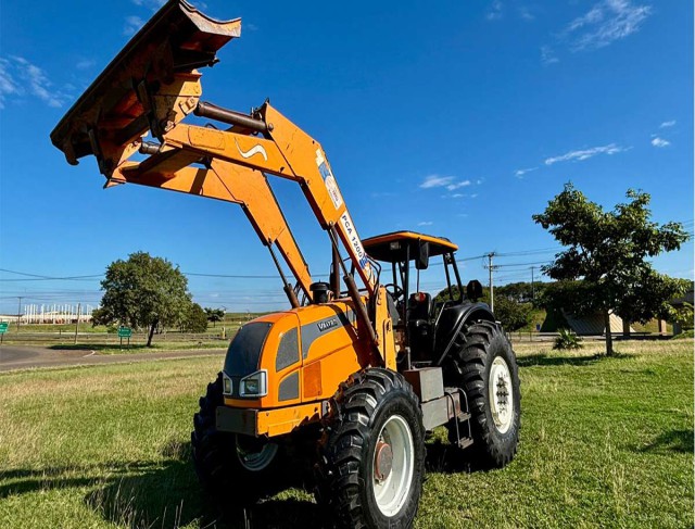 Trator Valtra Bh 180 4x4 Ano 2015 3714 Horas com Conjunto de Lâmina Tatu