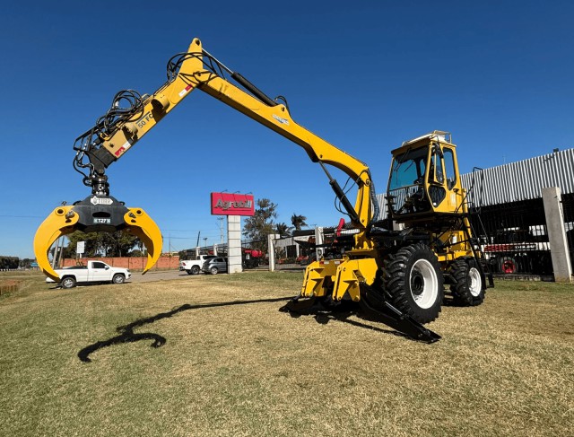 Carregadeira Motocana New Holland TS 6000 com Garra Florestal Ano 2015 - Pintura Original