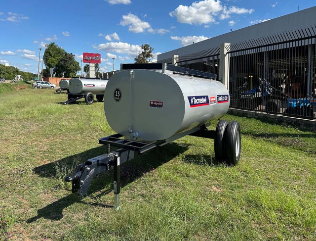 Carreta Agrícola Tanque de Água ou Diesel modelo TANKFLEX 3.600 Litros. Rodado Duplo com Pneus 7.50x16 aro 16 Tecmesteel