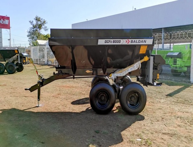 Distribuidor de Calcário e Fertilizantes Dcfc 8000 com Correia Roda 11x15 Baldan