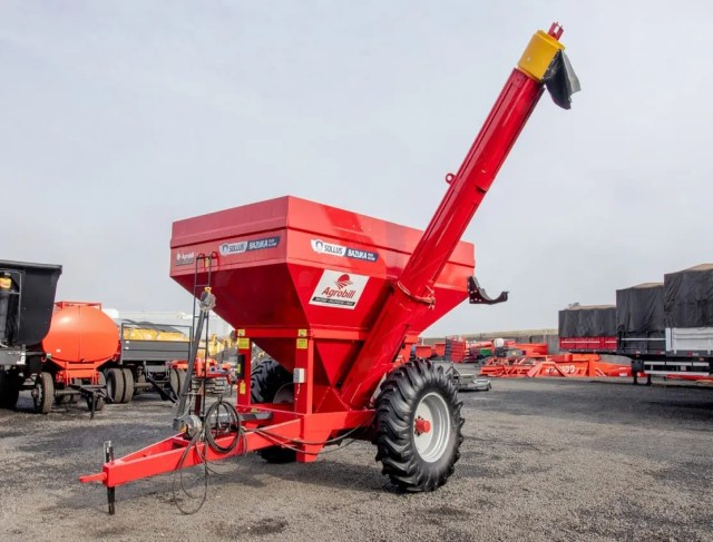 Carreta Agrícola Graneleira Multiuso. Grão e Adubo. modelo: Bazuka Flex 12.0 - 12.000 Com Embreagem. Tubo Lateral 350mm. Com Rodas 18x30 Sem Pneus – Sollus – Nova