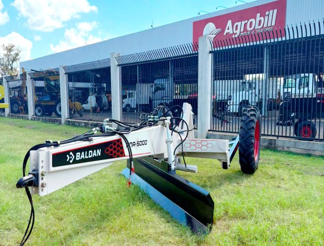 Plaina Niveladora de Arrasto Pna 5000 com Eletro Válvula e Pneus Baldan