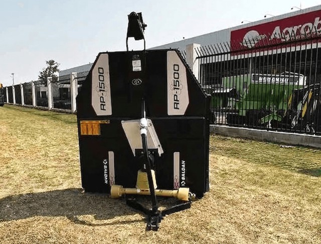 Roçadeira Hidráulica Central e Lateral RP1500 Transmissão Correias 2 Facas com Roda Baldan