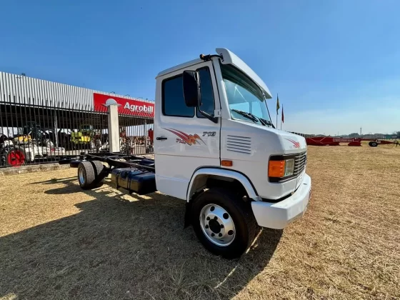 CAMINHÃO MERCEDES BENZ 710 ANO 2004/2004 NO CHASSIS COR BRANCO