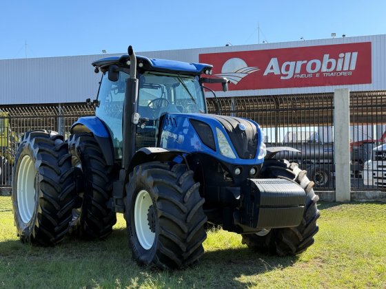 Trator New Holland T7.240 4x4 Ano 2022 com 1902 horas, pneus Dual, Piloto e GPS