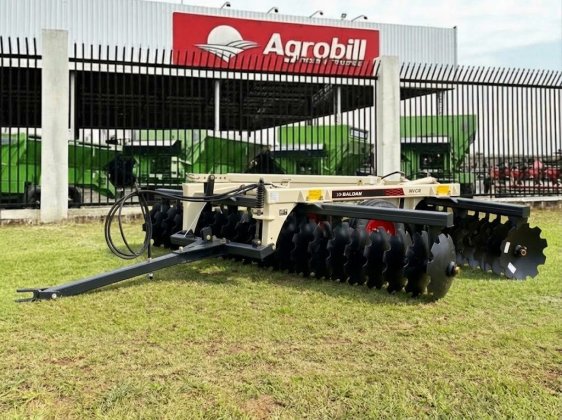 Grade Niveladora 42x22" Espaçamento de 175 mm Modelo NVCR com Mancal a Óleo, Pneus e Discos Recortados - Baldan