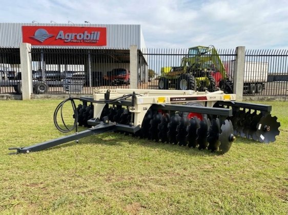 Grade Niveladora 42x22" Espaçamento de 200 mm Modelo NVCR com Mancal a Óleo, Pneus e Discos Recortados - Baldan