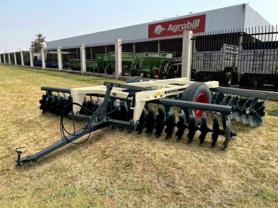 Grade Niveladora 48x22" Espaçamento de 175 mm Modelo NVCR com Mancal a Óleo, Pneus e Discos Recortados - Baldan