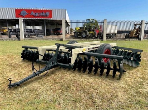 Grade Niveladora 48x22" Espaçamento de 200 mm Modelo NVCR com Mancal a Óleo, Pneus e Discos Recortados - Baldan