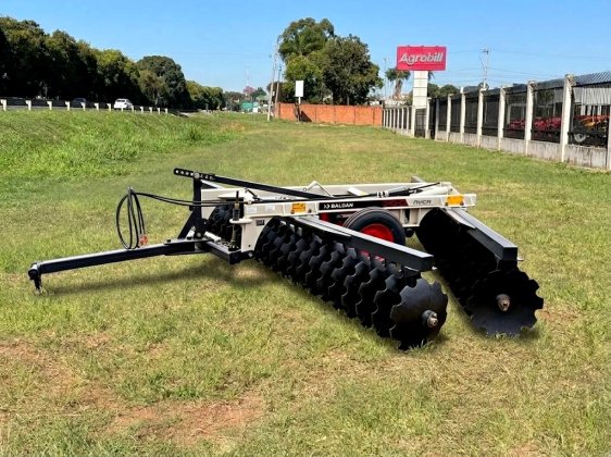 Grade Niveladora 52x22" Espaçamento de 200 mm Modelo NVCR com Mancal a Óleo, Pneus e Discos Recortados - Baldan