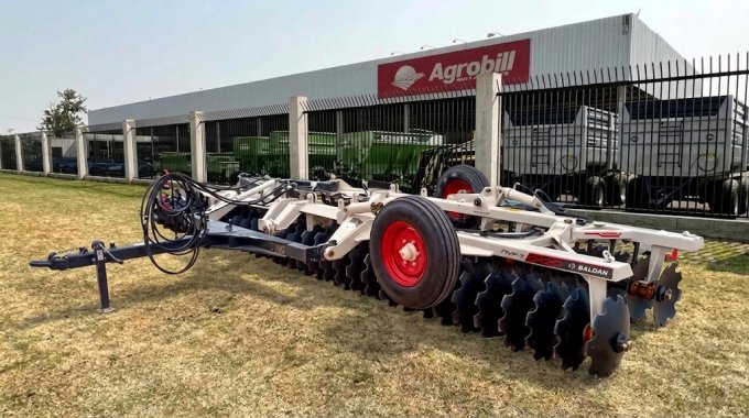 Grade Niveladora 64x22" Espaçamento de 200 mm Modelo NVF-T Flutuante Tubular, com Pneus e Discos Recortados - Baldan